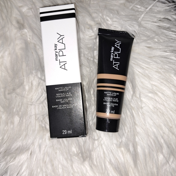 Mary kay Matte Liquid Makeup Medium. - Picture 3 of 5